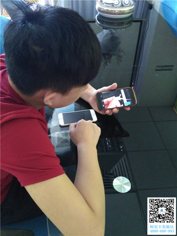 科頤辦公工程師在視頻教客戶安裝柯尼卡美能達(dá)246復(fù)印機(jī) 科頤辦公工程師在視頻教客戶安裝柯尼卡美能達(dá)246復(fù)印機(jī)