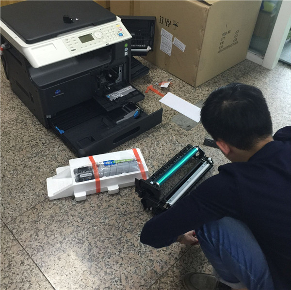 師傅在安裝柯尼卡美能達206復印機 師傅在安裝柯尼卡美能達206復印機