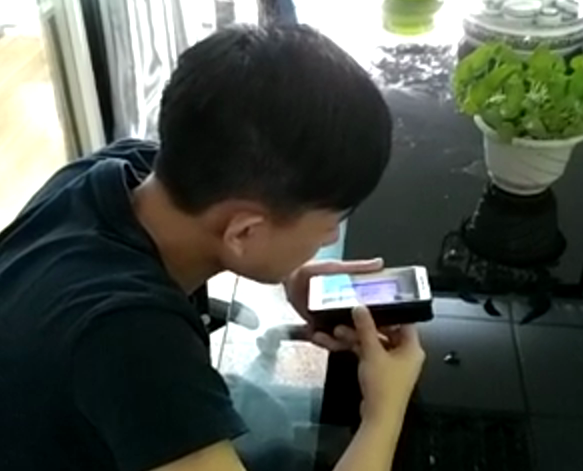 科頤辦公工程師在用視頻教客戶處理問題，客戶在師傅的指導下測試處理完的效果