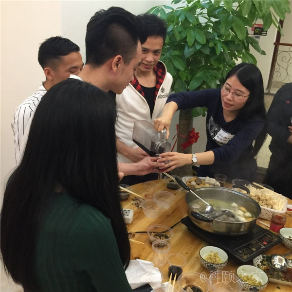 科頤兩位老板過來敬酒，大家苦樂融融-科頤辦公