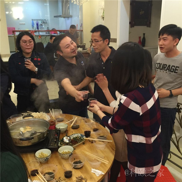 科頤兩位老板過來敬酒，大家苦樂融融-科頤辦公