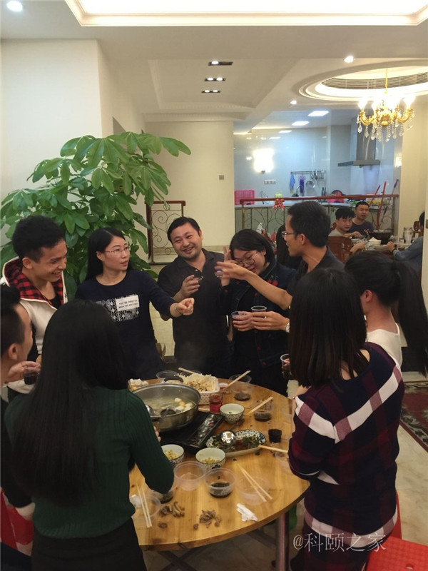 科頤兩位老板過來敬酒，大家苦樂融融-科頤辦公