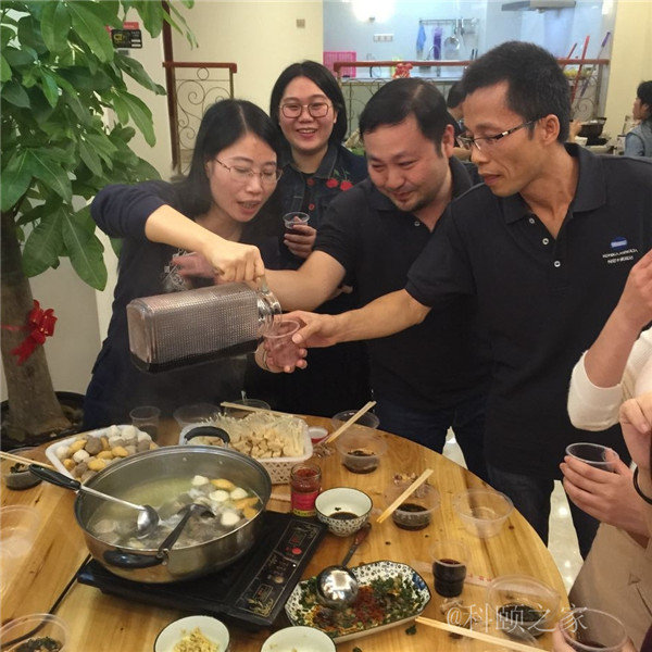 科頤兩位老板過來敬酒，大家苦樂融融-科頤辦公