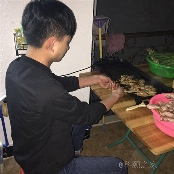 科頤辦公專業修機器的蔡師傅，搖身變專業燒烤師傅了-科頤辦公