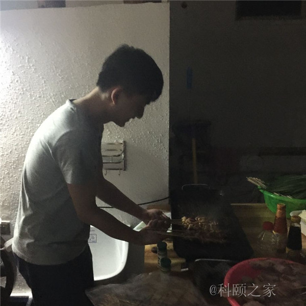 科頤辦公專業修機器的蔡師傅，搖身變專業燒烤師傅了-科頤辦公