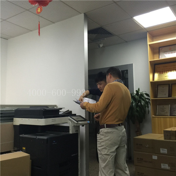 蔡師傅在和陳先生說柯尼卡美能達C360機器的效果問題-科頤辦公