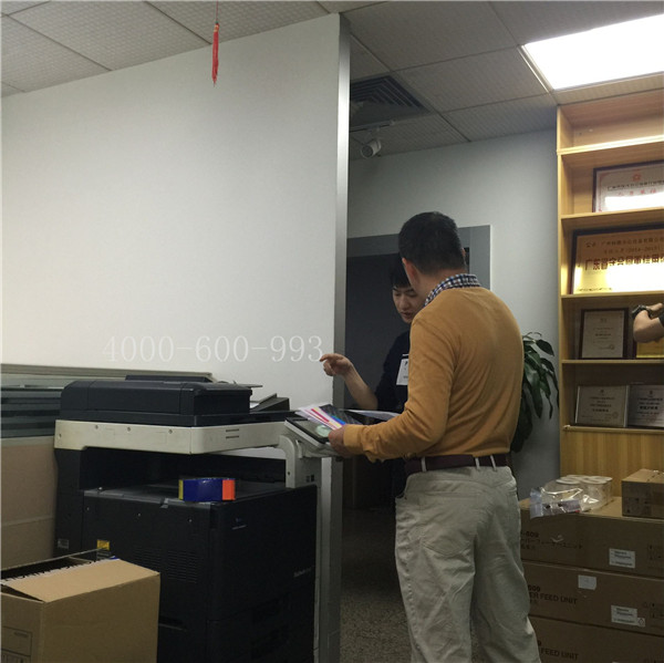 蔡師傅在和陳先生說柯尼卡美能達C360機器的激光器怎么拆裝等-科頤辦公