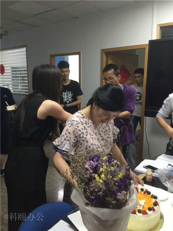 柯尼卡美能達復印機代理商--科頤之家家人一起分享美味的蛋糕