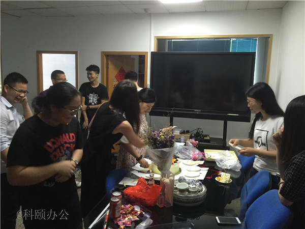 柯尼卡美能達復印機代理商--科頤之家家人一起分享美味的蛋糕