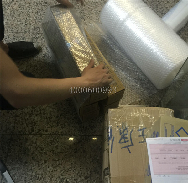 同事在打包柯尼卡美能達(dá)碳粉-科頤辦公