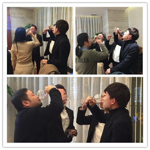 科頤三大帥哥在跟我們的領(lǐng)導(dǎo)喝呢，干了！